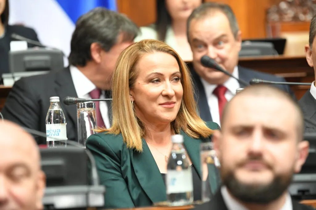 O Kosovu s ljubavlju i punim džepovima: Snežana Paunović bi iz Beograda da "etnički očisti KiM", a ume da naplati i putne troškove iz Peći