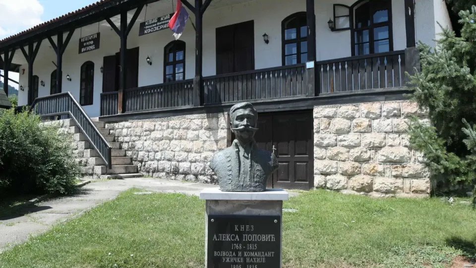 Ipak se okreće! Bista kneza Alekse Popovića u Kosjeriću postala viralna