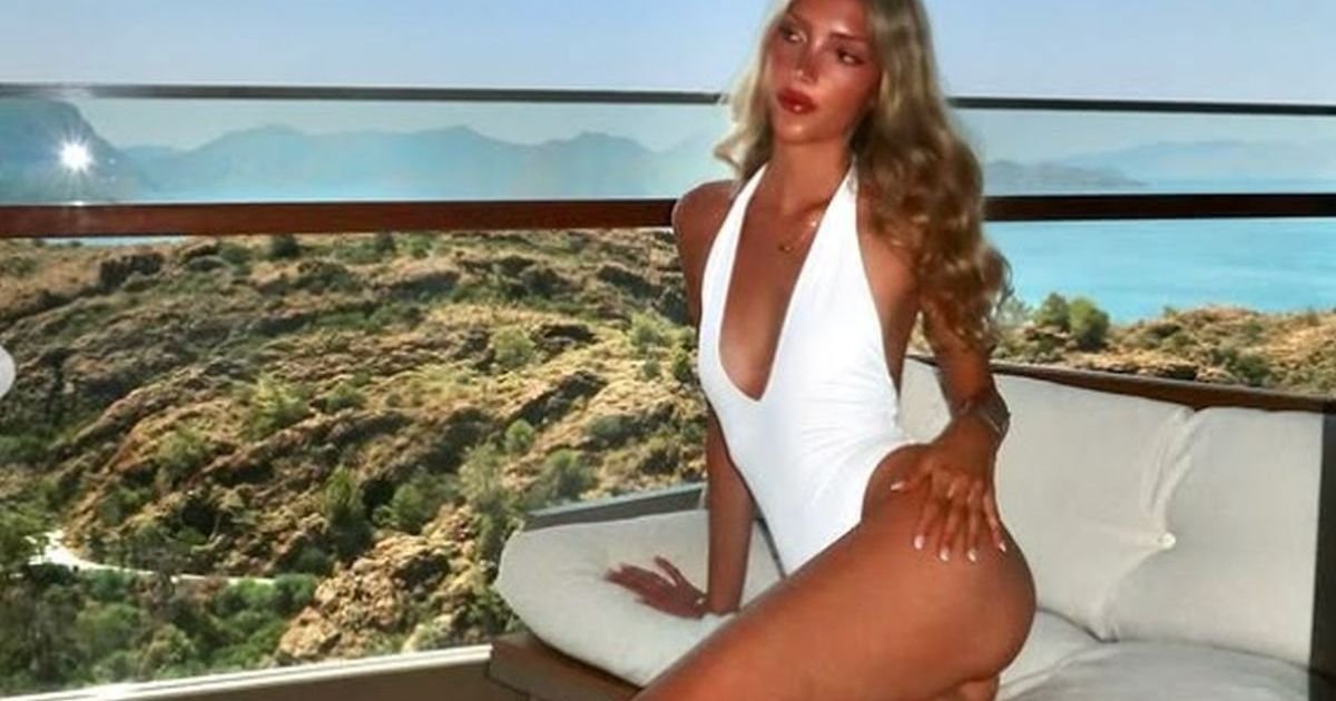 Skinula se Karleušina ćerka: Atina Tošić objavila slike u belom bikiniju iz hotela, pa okrenula leđa kameri