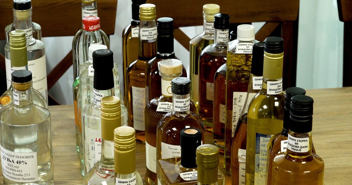 Ode 2.300 litara rakije u nepovrat! Policija reagovala zbog nesvakidašnjeg prekršaja, kazna na hiljade evra