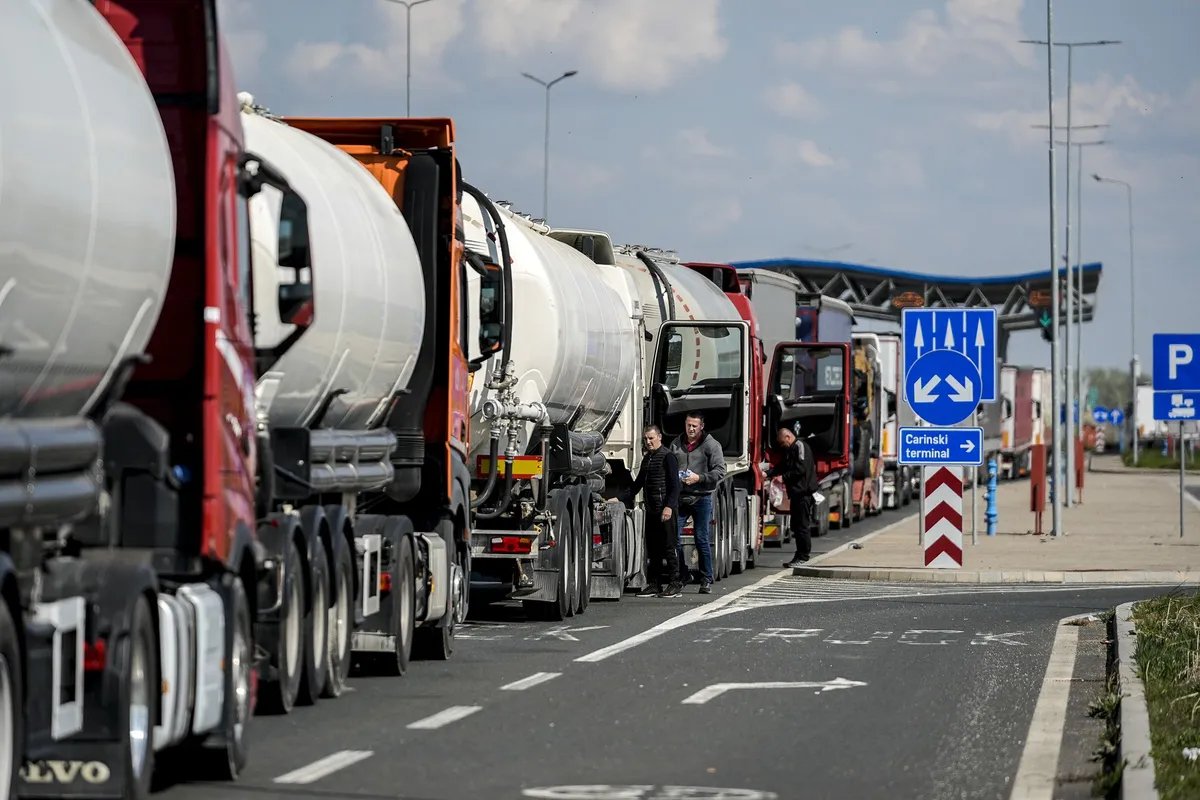 Teži uslovi za vožnju zbog promenljivog vremena, kamioni na granicama: AMSS poslao upozorenje vozačima