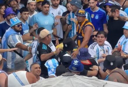 ŽESTOK MEĐUSOBNI OKRŠAJ NAVIJAČA ARGENTINE NA MUNDIJALU! Sevale pesnice, nema šta nije letelo... Policija imala PUNE RUKE POSLA, snimci ZAPREPASTILI planetu!