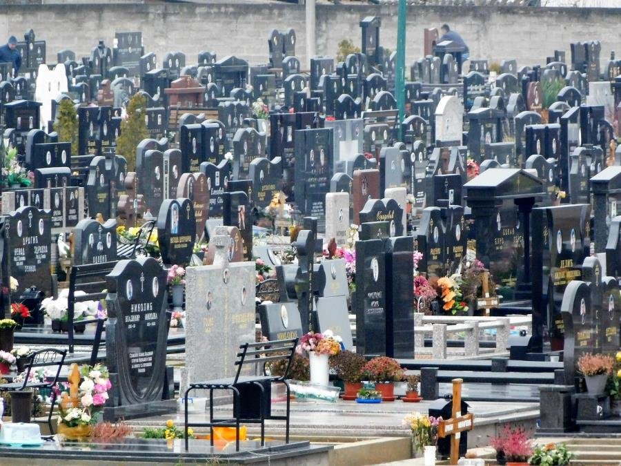 MUP OTKRIO KO JE SKRNAVIO GROBOVE U MALOM MOKROM LUGU: Skidao zlato sa pokojnika, pa ga prodavao u zlatarama