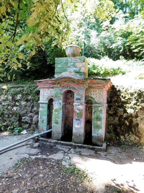 TAJNA IZVORA KOJI LEČI NESREĆNU LJUBAV I DONOSI SREĆU U NOVOM RUHU! Počela obnova kultnih "Tri česme" u Banji Koviljači, zdanja koje krije prelepu priču!