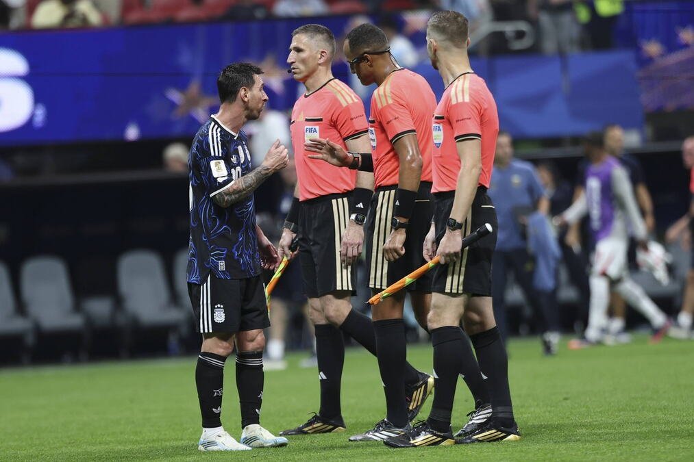 ARGENTINCIMA PRETI DRAKONSKA KAZNA OD STRANE FIFA! Plasirali se u finale Mundijala, ali mogu da NADRLJAJU: Jedan detalj je u centru pažnje!