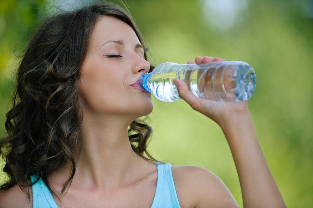Ako danima pijete vodu iz iste plastične flaše, odmah je bacite: Lekari upozorili kad više nije bezbedna