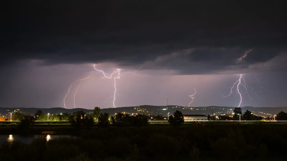 VIDEO Atmosferski poremećaj prolazi iznad Hrvatske: Plima poplavila gradove, upaljen meteoalarm za veći deo zemlje