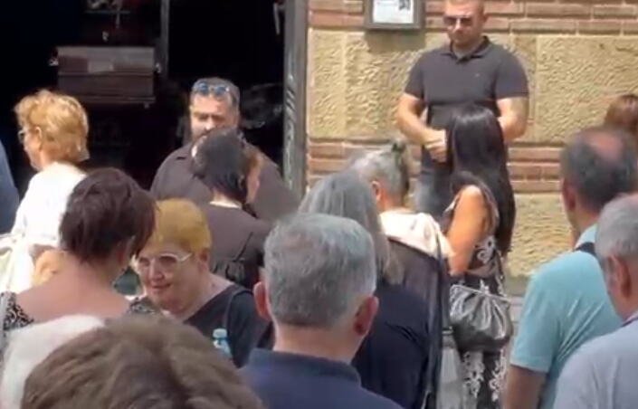 "SKLONI SE, KAD TI KAŽEM" Neprijatne scene na sahrani Andrije Bajića - Mala Cana pravila haos na sahrani svog muža: Pozvala obezbeđenje (VIDEO)