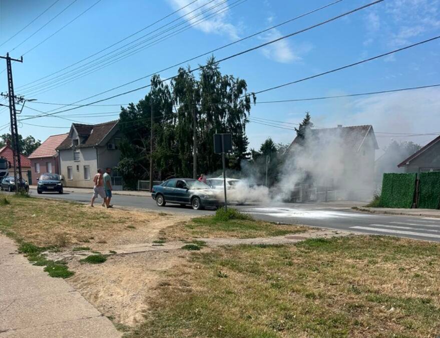 ZAPALIO SE AUTOMOBIL U POKRETU! Drama na putu u Mačvanskoj Mitrovici, pojavili se prvi snimci sa lica mesta, vozilo izgorelo do golog lima (FOTO)