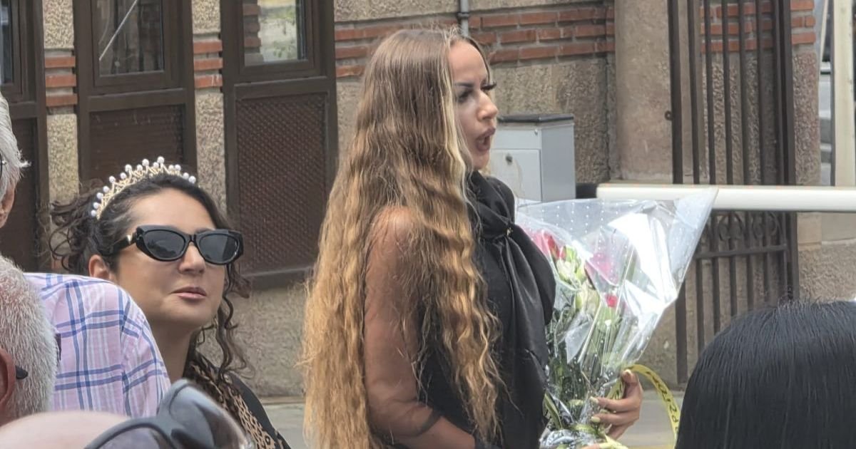 "Ne obraćaj mi se!" Drugi skandal na Andrijinoj sahrani, pevač odbio da pruži ruku koleginici: "Sram te bilo!"