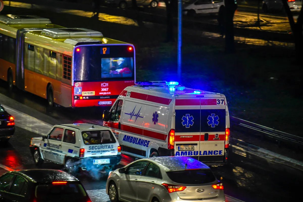 Horor u centru Beograda: Muškarac nastradao u saobraćajnoj nesreći, motor gori nasred ulice VIDEO