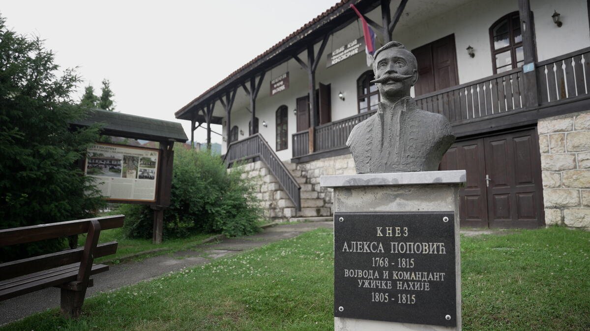 KNEZ ALEKSA GLEDA PONOSNO I PRAVO: Istina o spomeniku u Kosjeriću koji se okreće - nakon 10 godina radi se rekonstrukcija biste (FOTO)