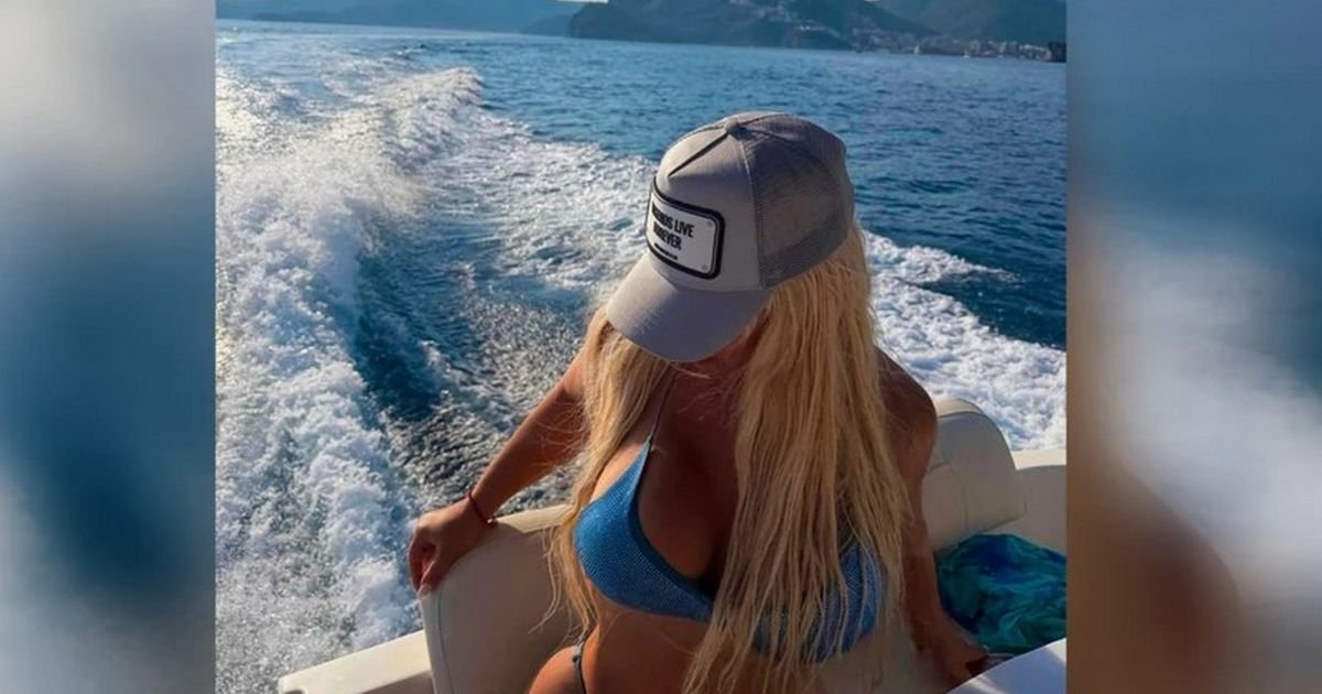"Često menjam silikone" Naša pevačica se baškari na jahti u CG: Skinula se u bikini, pokazala ubitačan dekolte