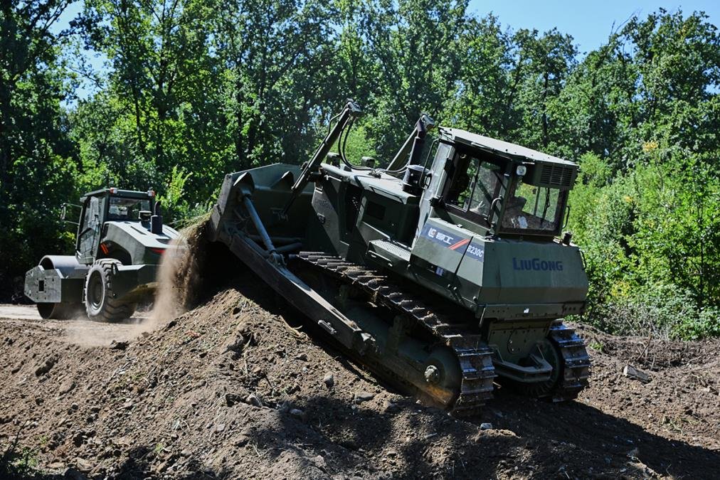 VOJSKA NA TERENU! Pripadnici Treće brigade uređuju manastirsku portu, rekonstruišu put i formiraju protivpožarni pojas kod Bele Palanke