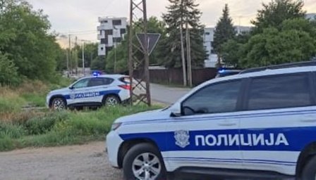 DRAMA U NOVOM SADU: Automobil pokosio semafor na raskrsnici, tragedija izbegnuta za dlaku (FOTO)