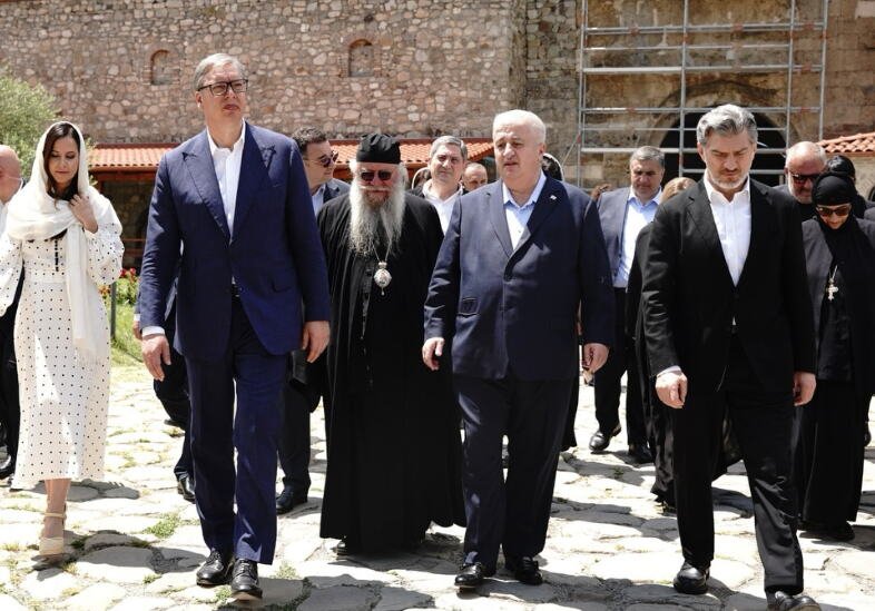 "POSETA OVOM MESTU OSTAĆE JEDNA OD NAJLEPŠIH USPOMENA IZ PRIJATELJSKE GRUZIJE" Predsednik Vučić sa suprugom posetio manastir Svetog Đorđa i manastirski kompleks