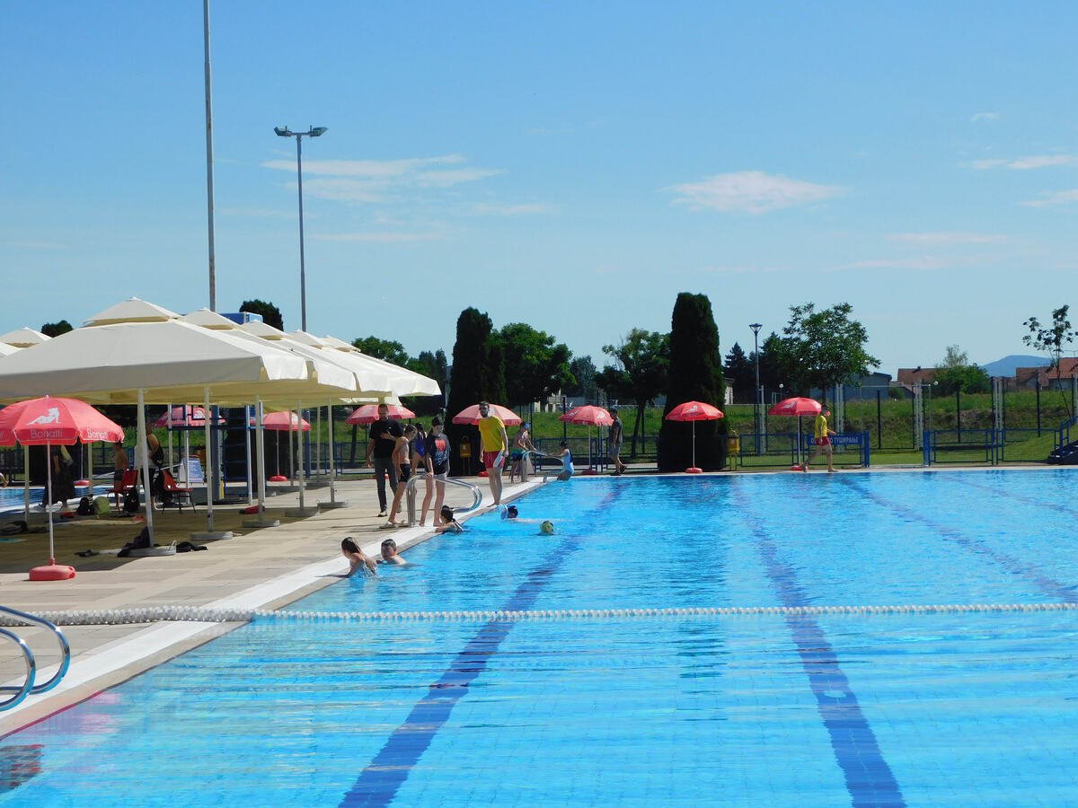 PRVOGA DANA BESPLATNO KUPANJE: Počela 19. kupališna sezona na bazenu u Loznici, ovo su cene ulaznica