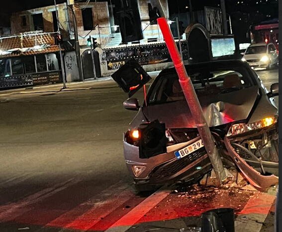 VOZAČ UDARIO U STUB, AUTOMOBIL SMRSKAN Teška nesreća u Beogradu (FOTO)