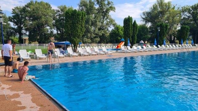 ČAČAK OTVORIO GRADSKE BAZENE: Počela sezona kupanja, posetioce očekuju osveženje i dodatni sadržaji tokom leta